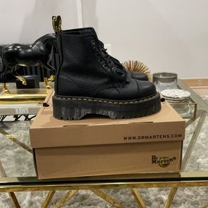 Dr. Martens Sinclair boots in Black size US 6